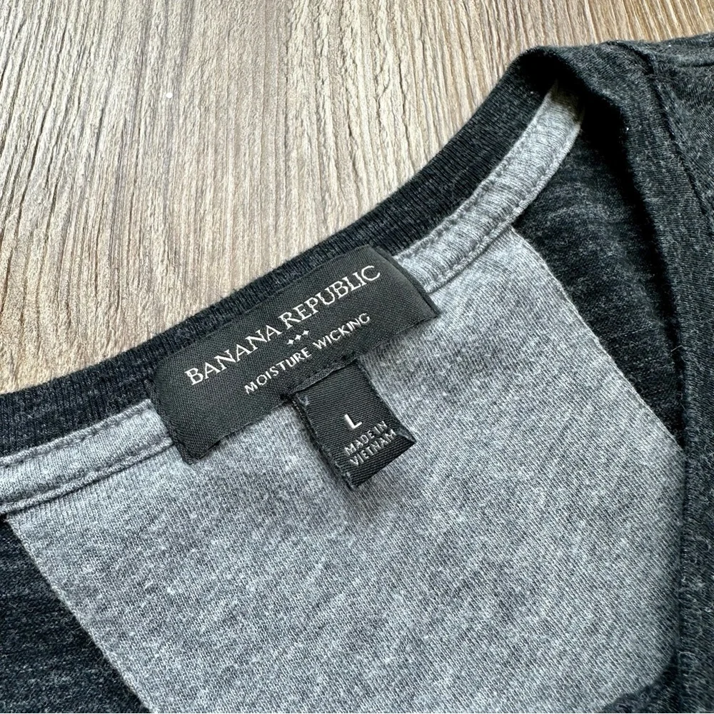 Banana Republic Tee - Picture 4 of 4
